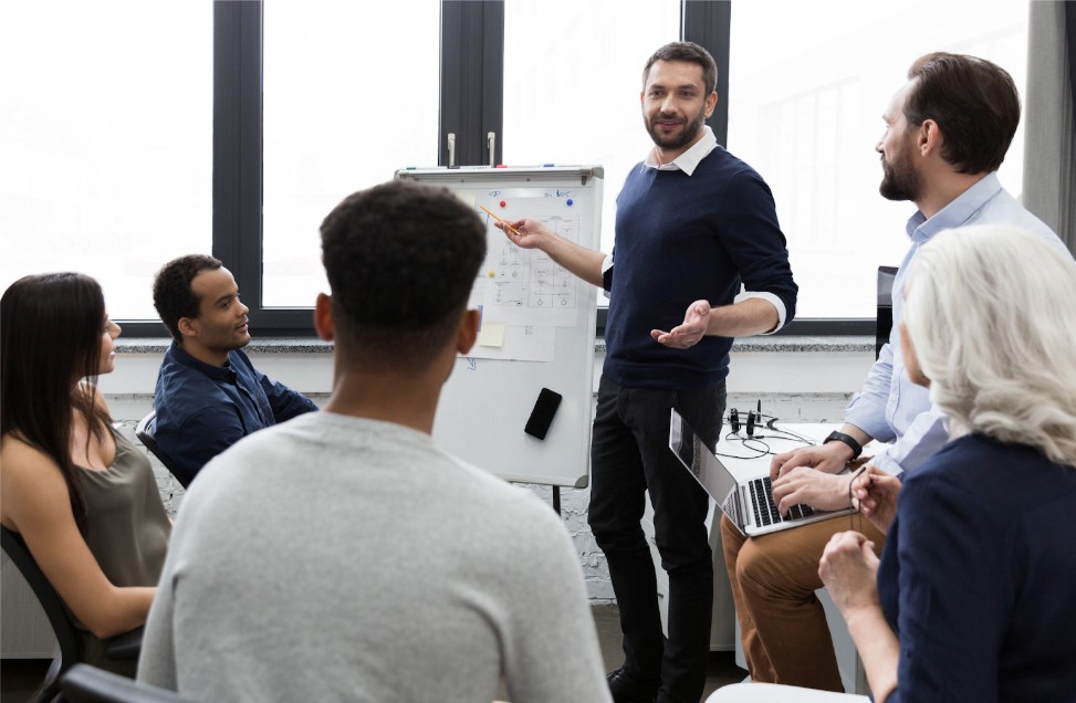 Desarrolla liderazgo interno a través de mentorías y formación digital.