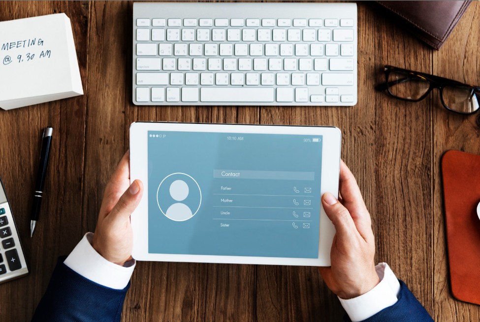 Reduce riesgos legales y administrativos mediante entornos digitales en RRHH